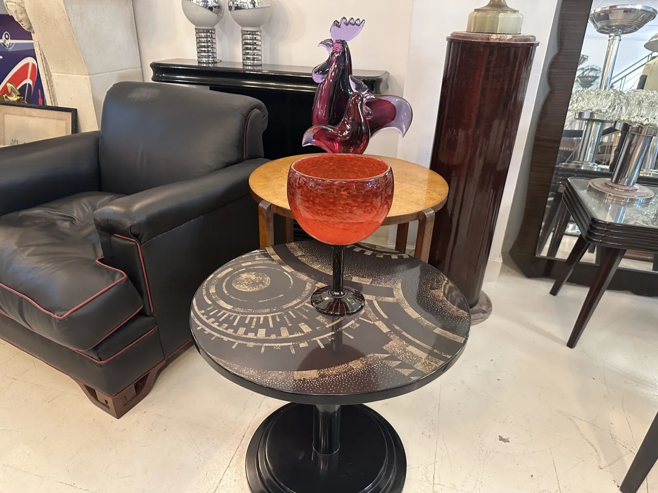 antikes signiertes Glas mit klassischem Design und dekorativen Details