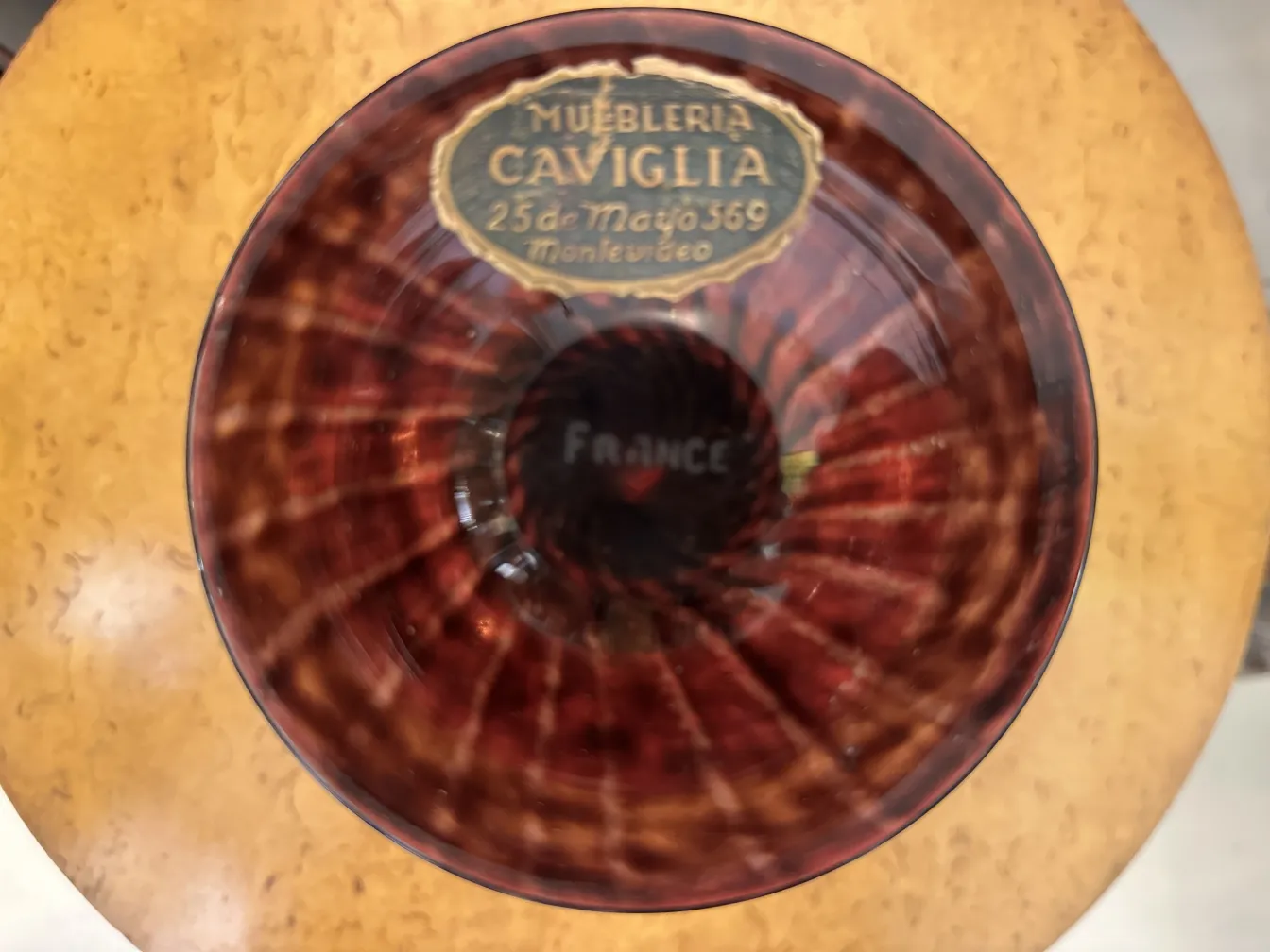 verre décoré avec des motifs, détail du bas visible