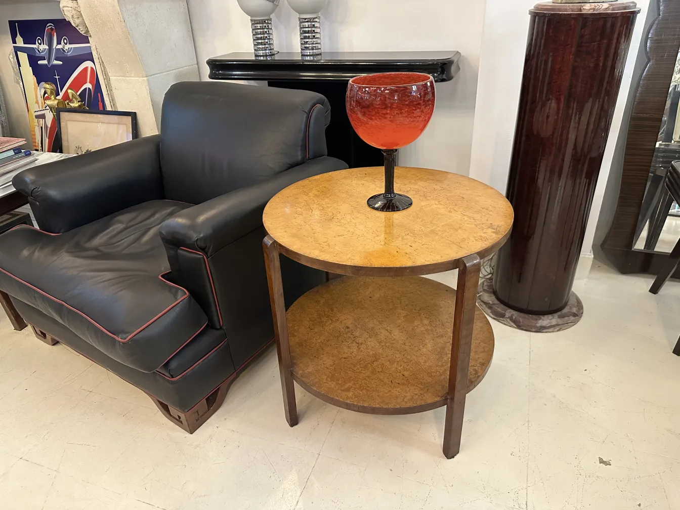 vidrio firmado schneider sobre mesa redonda con ambiente moderno