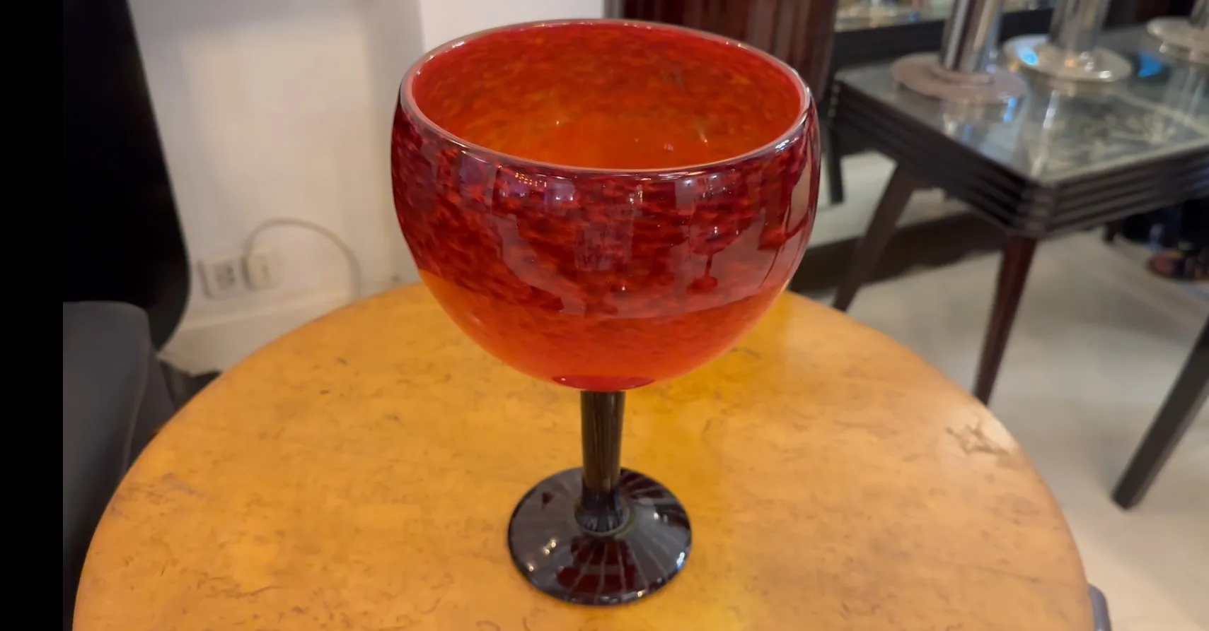 verre rouge avec base noire, antiquité schneider