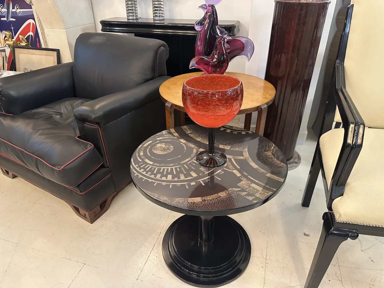 Vidrio firmado de Schneider, estilo decorativo francés con detalles.