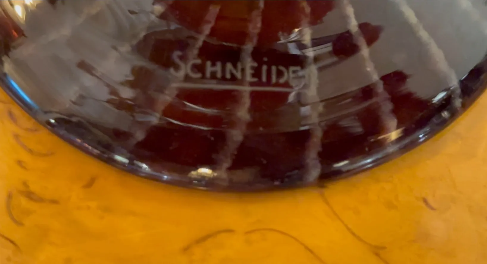 Vidrio firmado por Schneider con colores ricos y diseño elegante, vista lateral.