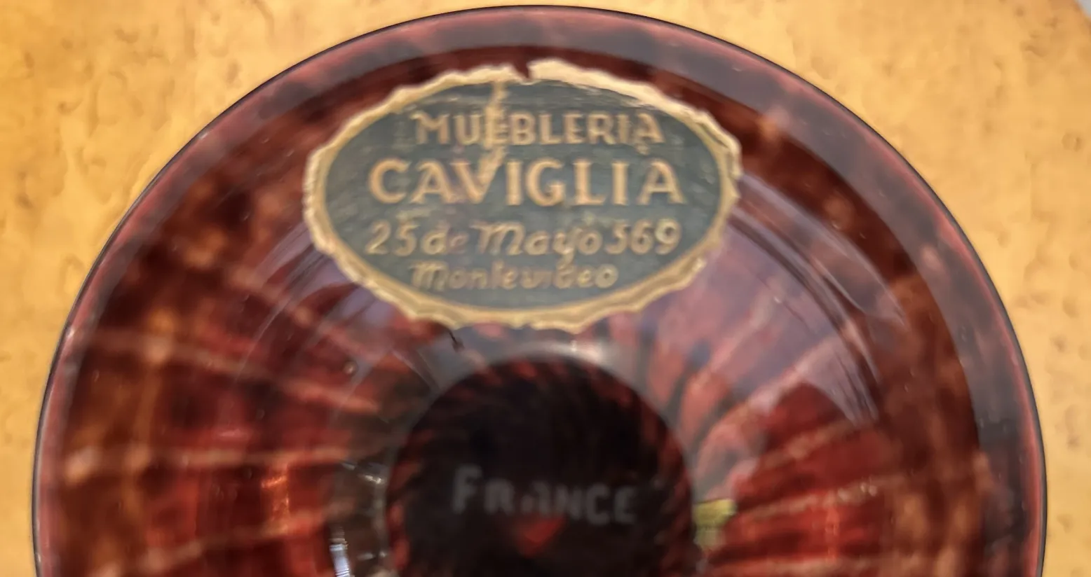 verre signé par schneider avec fond décoratif