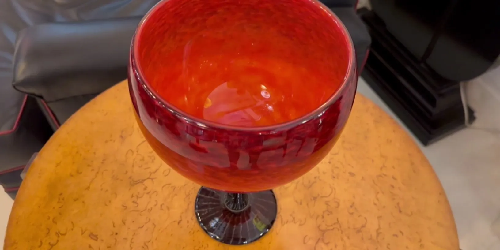 红色底座玻璃杯，施耐德的古董。