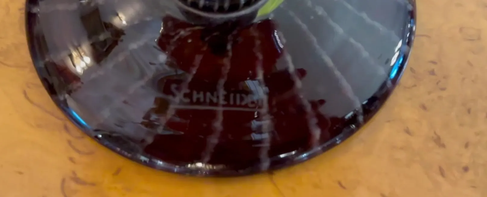 Verre ancien signé Schneider, design français, sur fond clair.