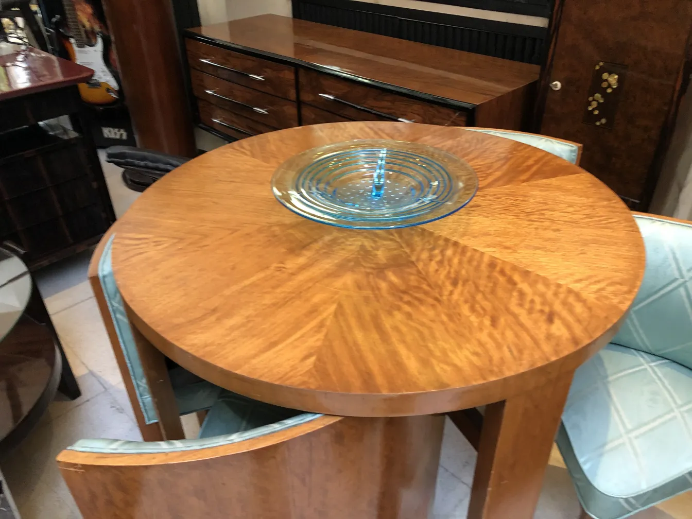 plato decorativo de cristal de murano en mesa antigua