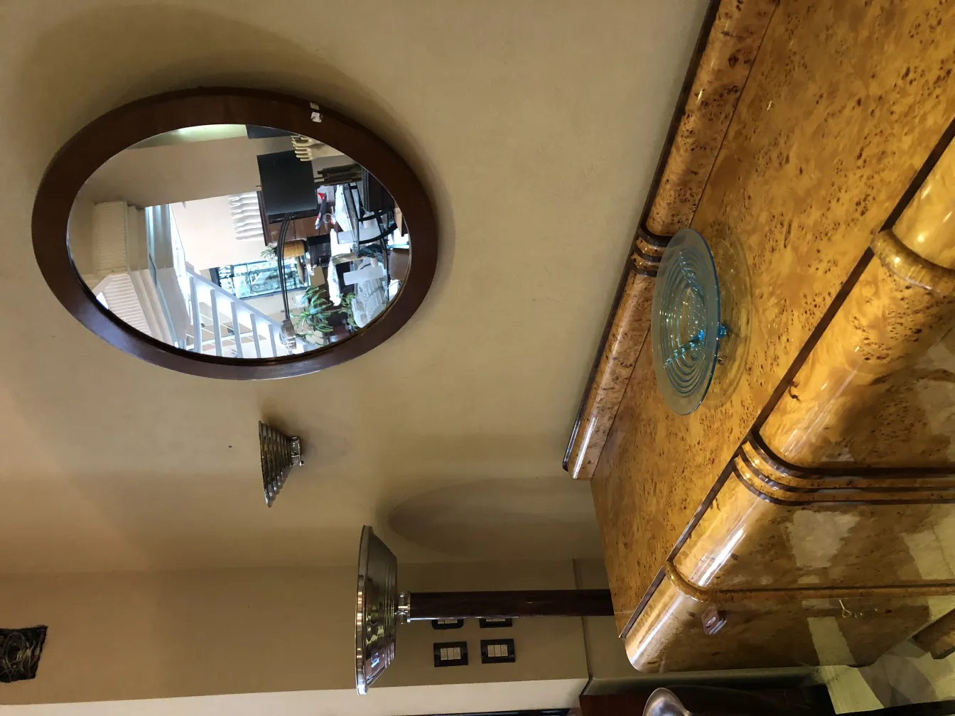 specchio rotondo e vetro di murano in ambiente antico