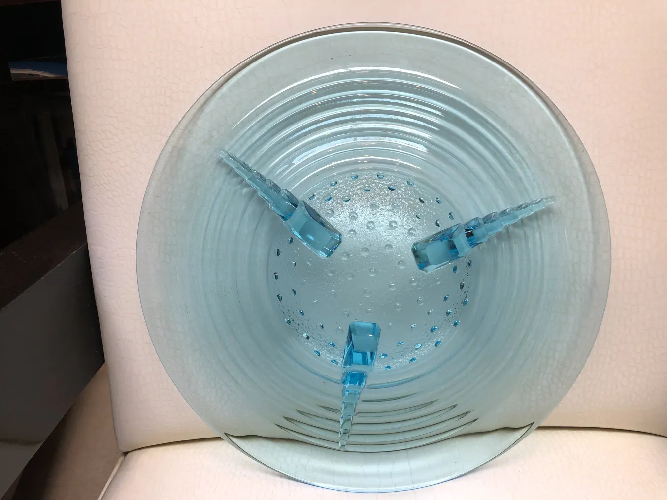 plato azul antiguo de cristal de murano con detalles decorativos