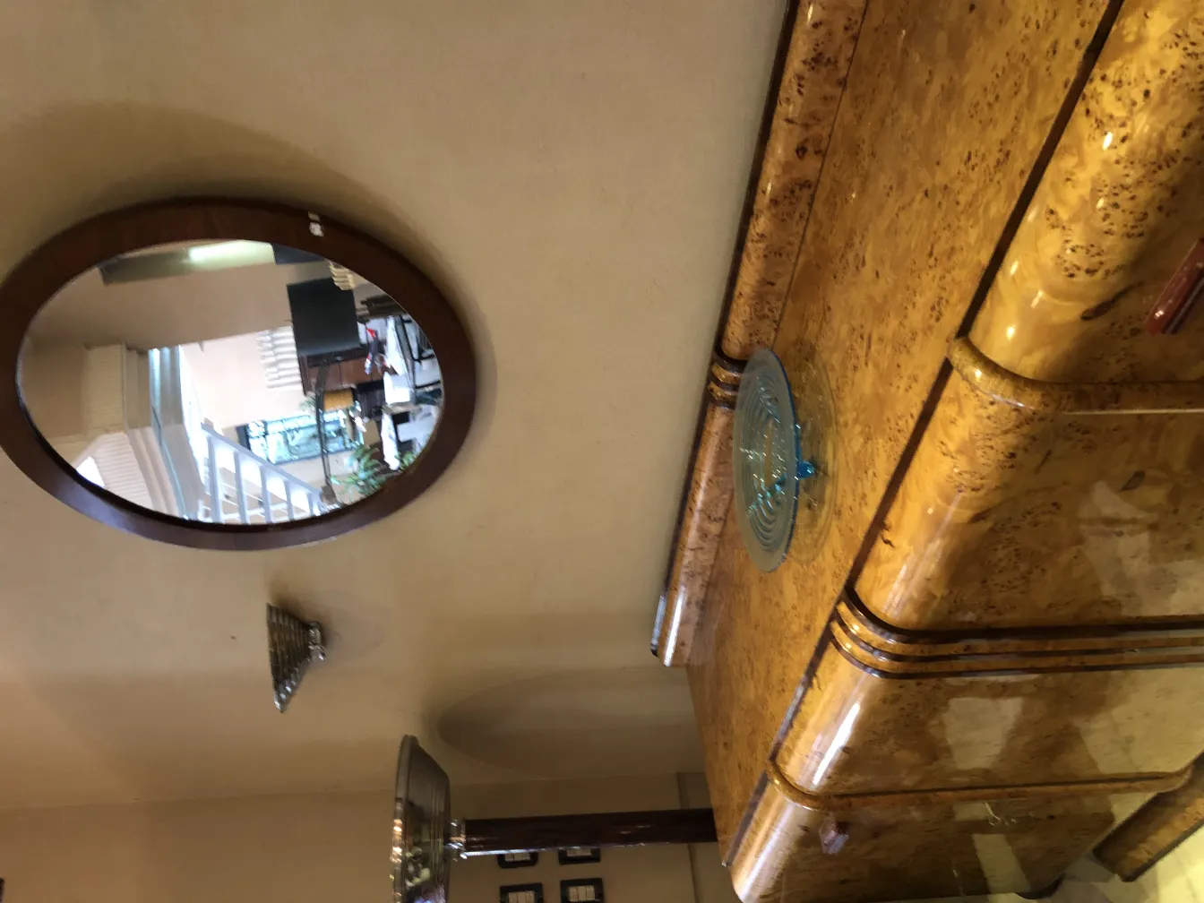 antigo cristal de murano azul em uma superfície brilhante