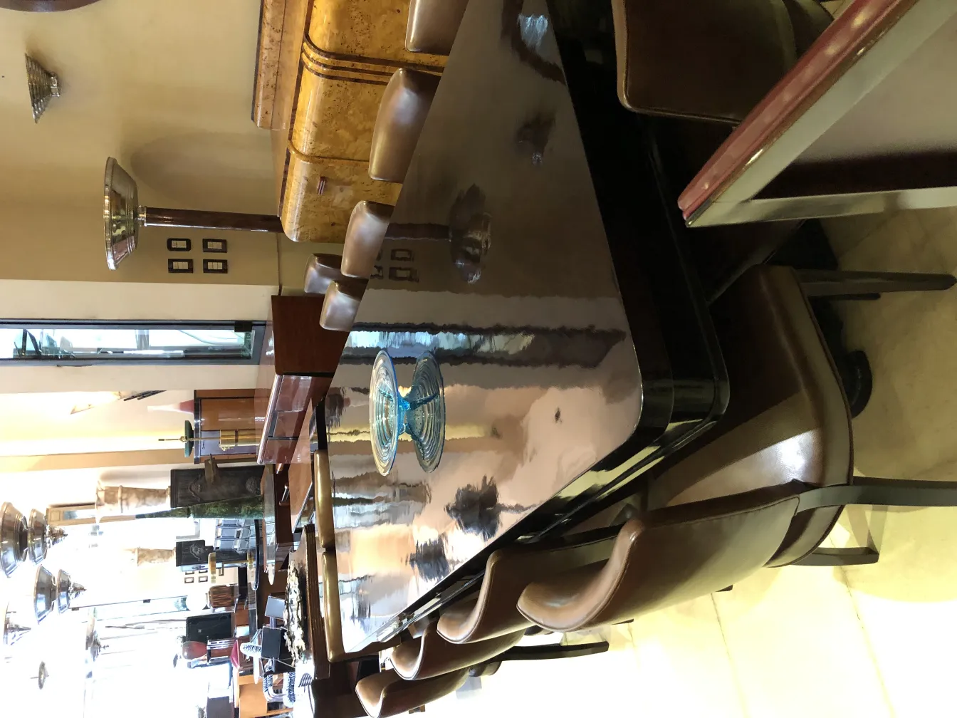 Antikes Murano-Glas in Blau mit dekorativen Details, umgeben von Stühlen