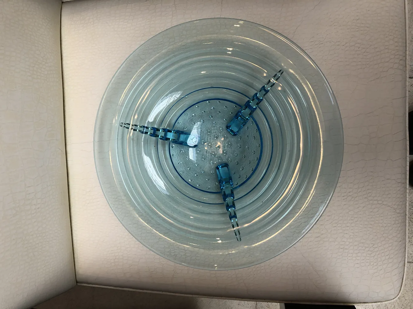 plat en cristal de murano ancien dans des tons de bleu avec des détails