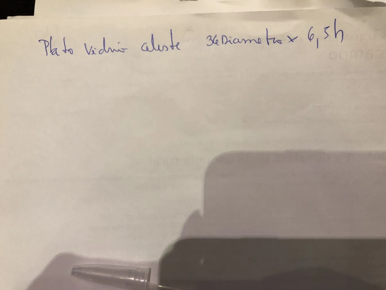 穆拉诺玻璃盘，蓝色带装饰细节，放置在古老的环境中。