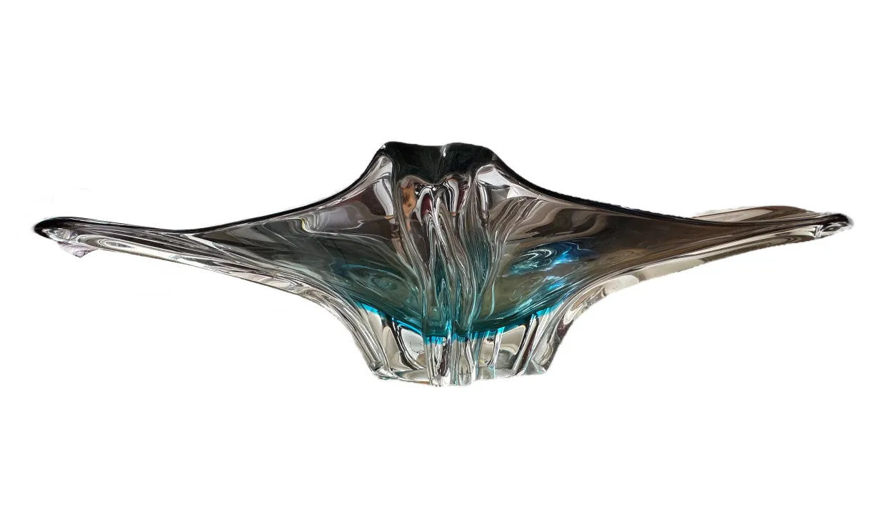 pièce de cristal de murano avec des formes ondulées et des couleurs subtiles