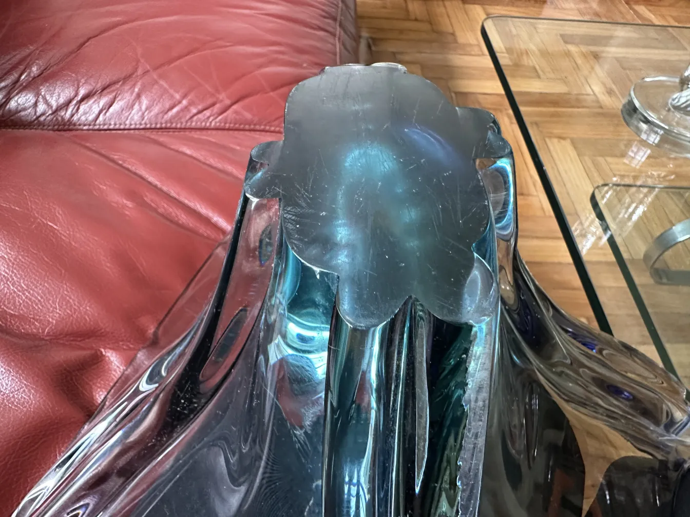 Elegantes Murano-Glas auf rotem Sofa