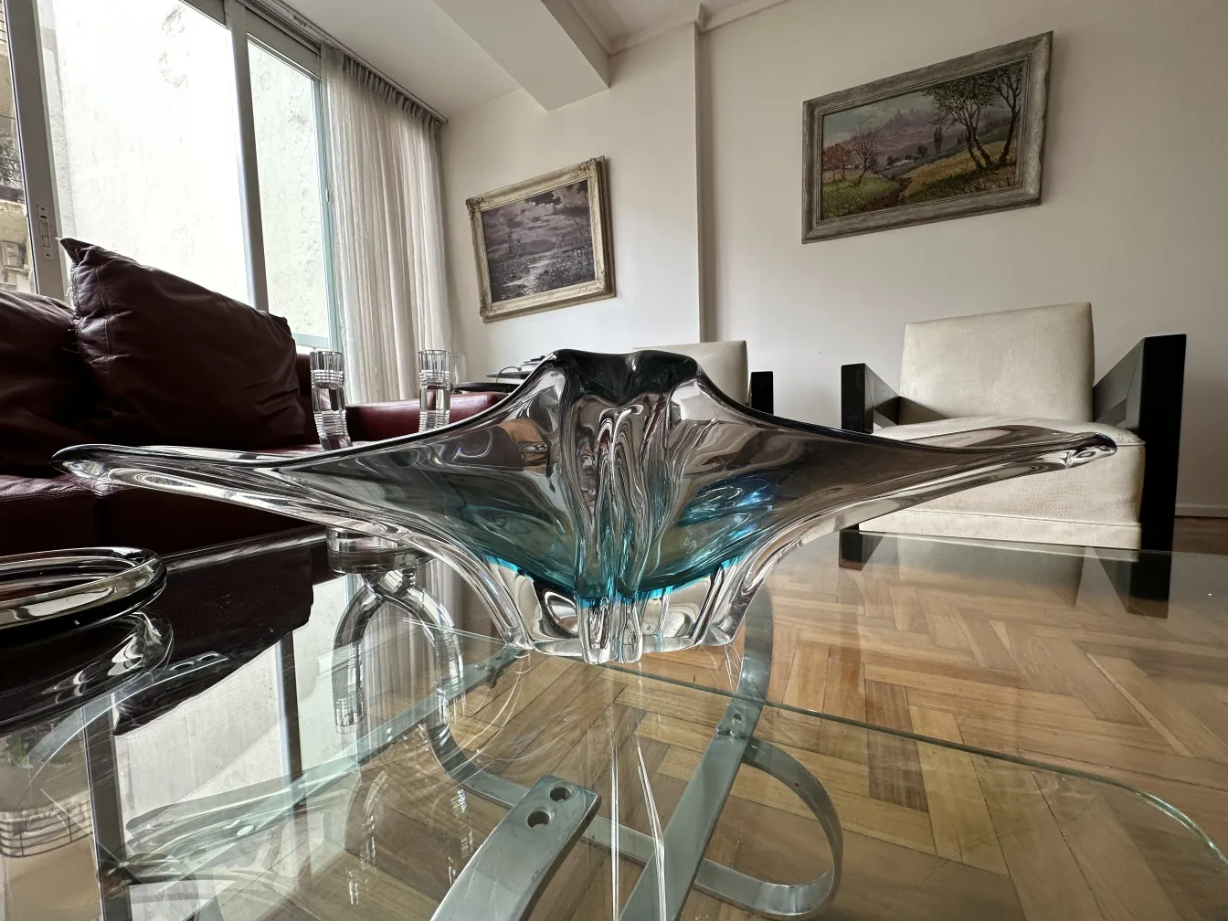 lindo cristal de murano com forma elegante e detalhe azul