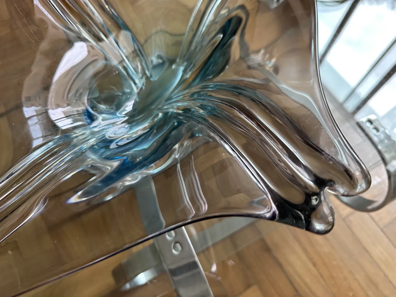 Antiquariato con forme eleganti e colori morbidi in vetro di Murano