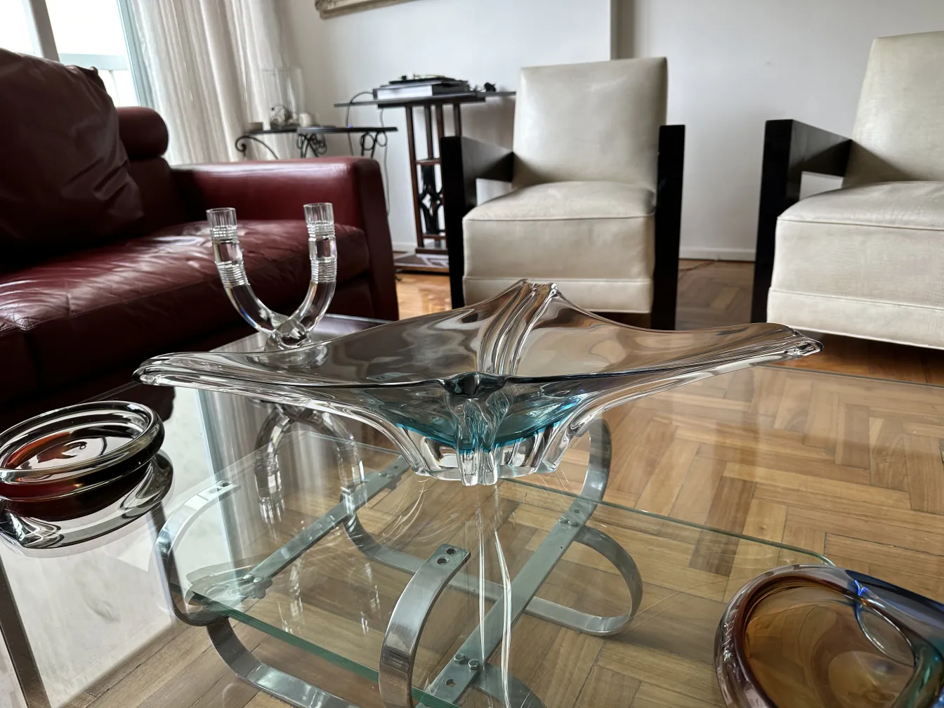 Cristal de Murano decorativo con formas elegantes en una mesa.