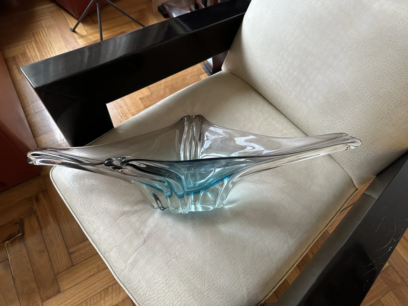 고대 무라노 유리, 파란색 및 투명, 흰색 의자 위에