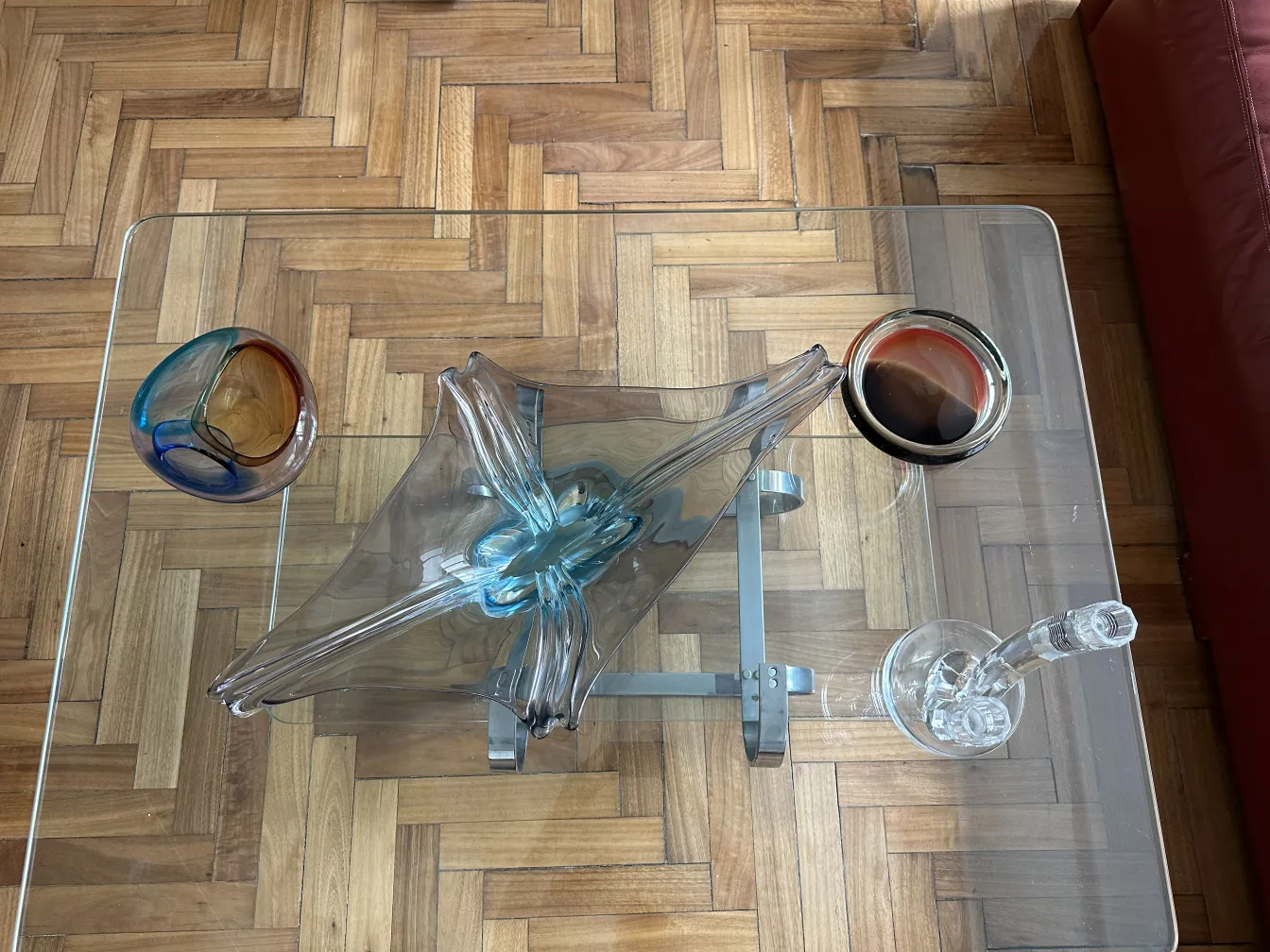 Prächtiges Murano-Glas in Blumenform mit blauen Kanten und weiteren dekorativen Elementen.