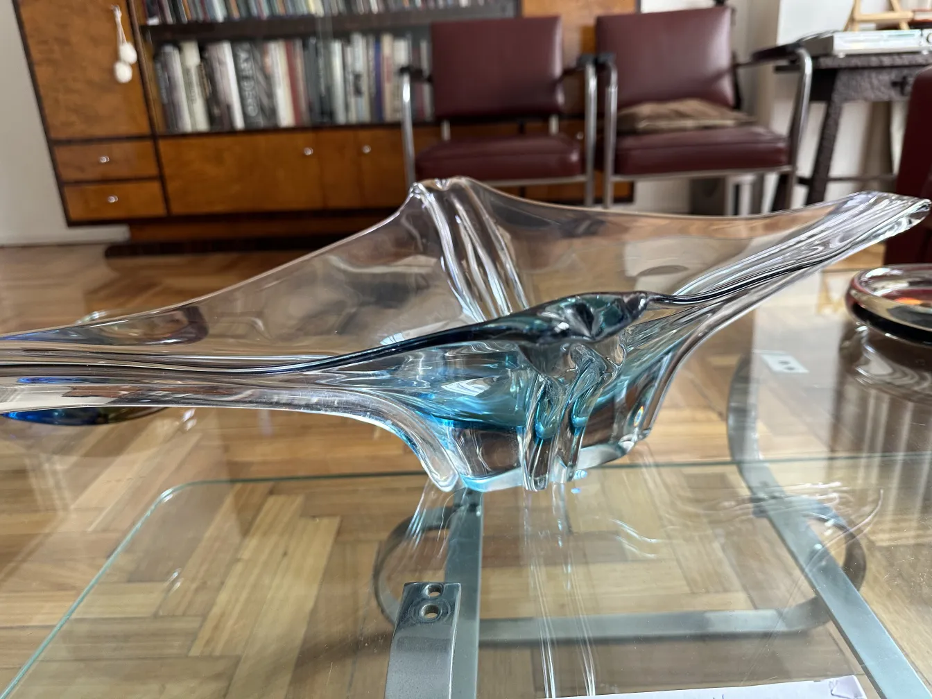 beau cristal de murano en bleu et transparent, avec un design artistique