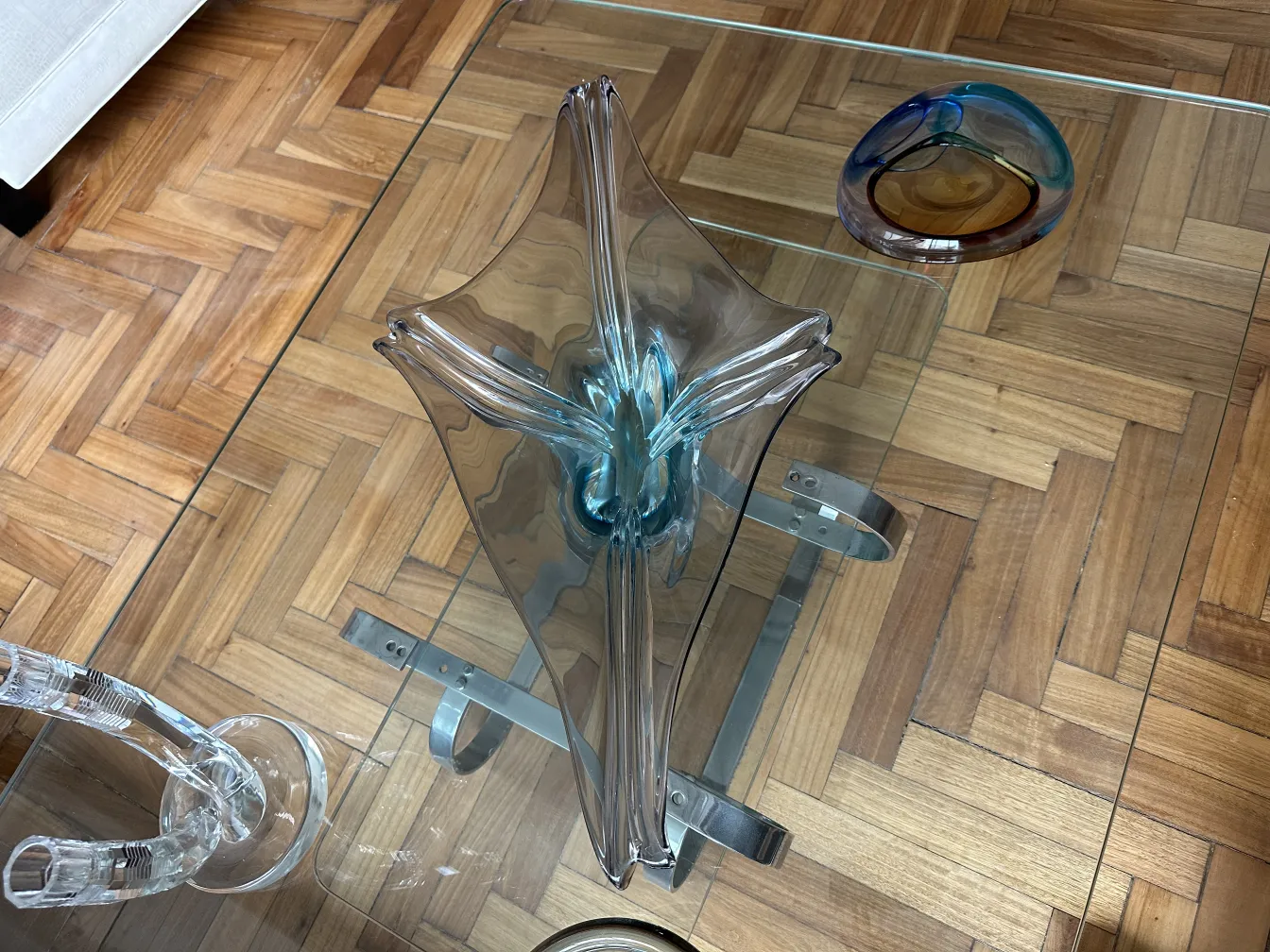 vase décoratif en verre de murano à la forme unique, ambiance élégante