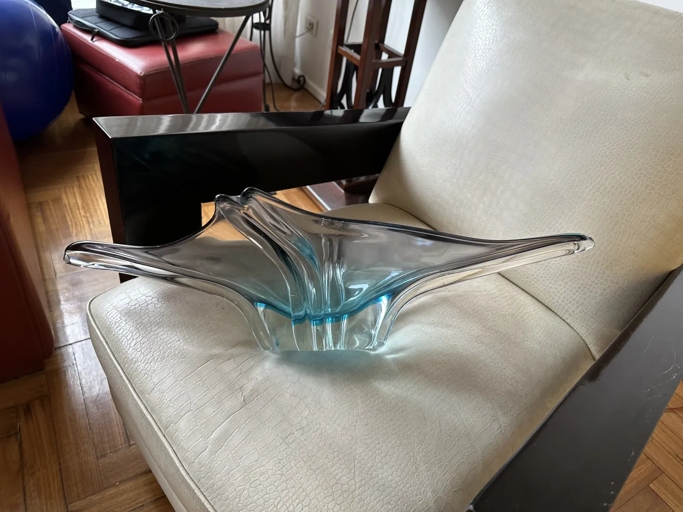 Murano-Glas Schale in Wellenform auf einem Sofa