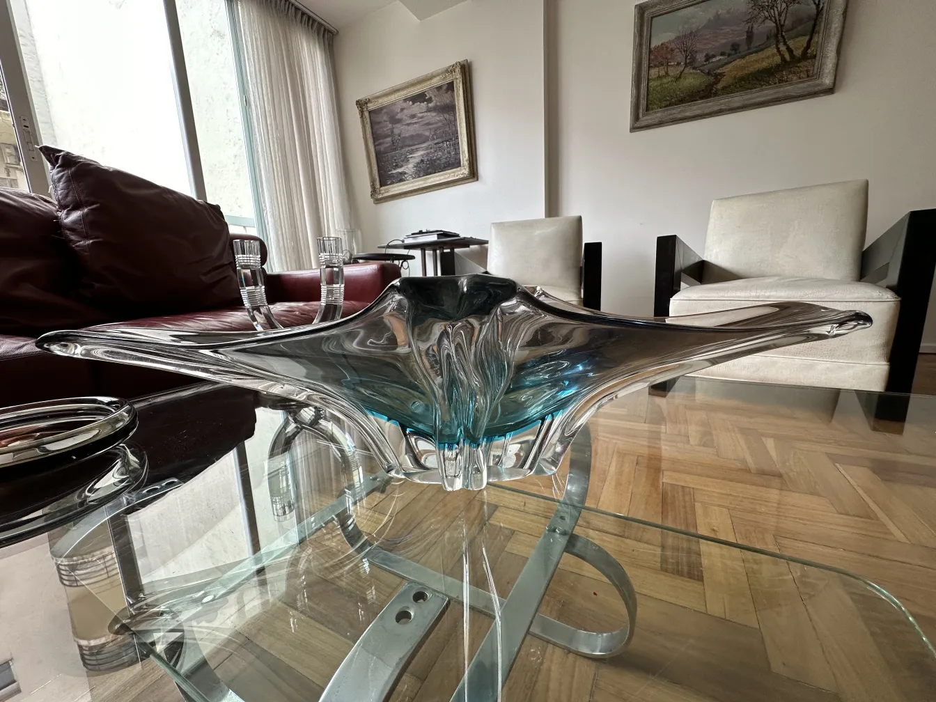 Cristal de Murano con diseño elegante y tonos azules, en un entorno de antigüedades.