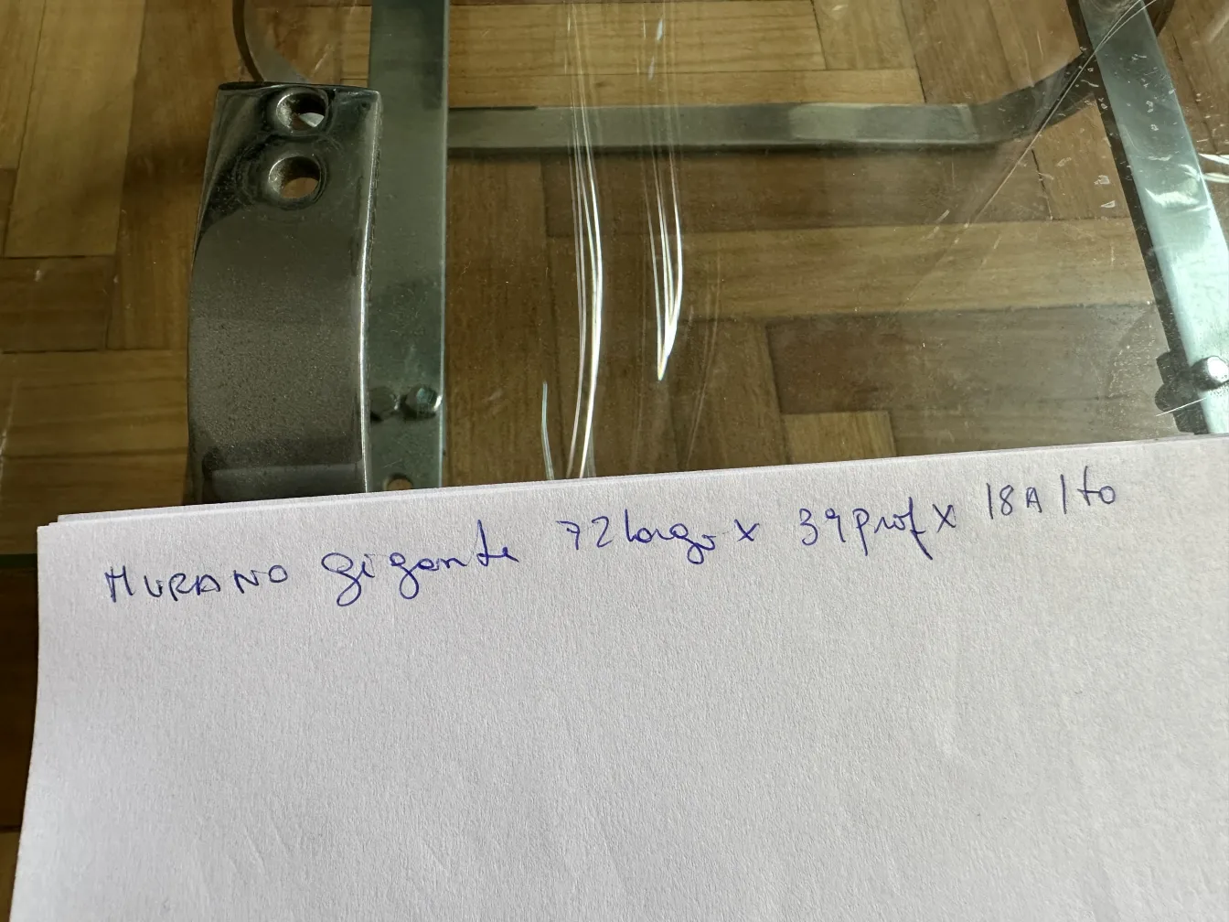 grande cristal de murano com brilho e formas elegantes