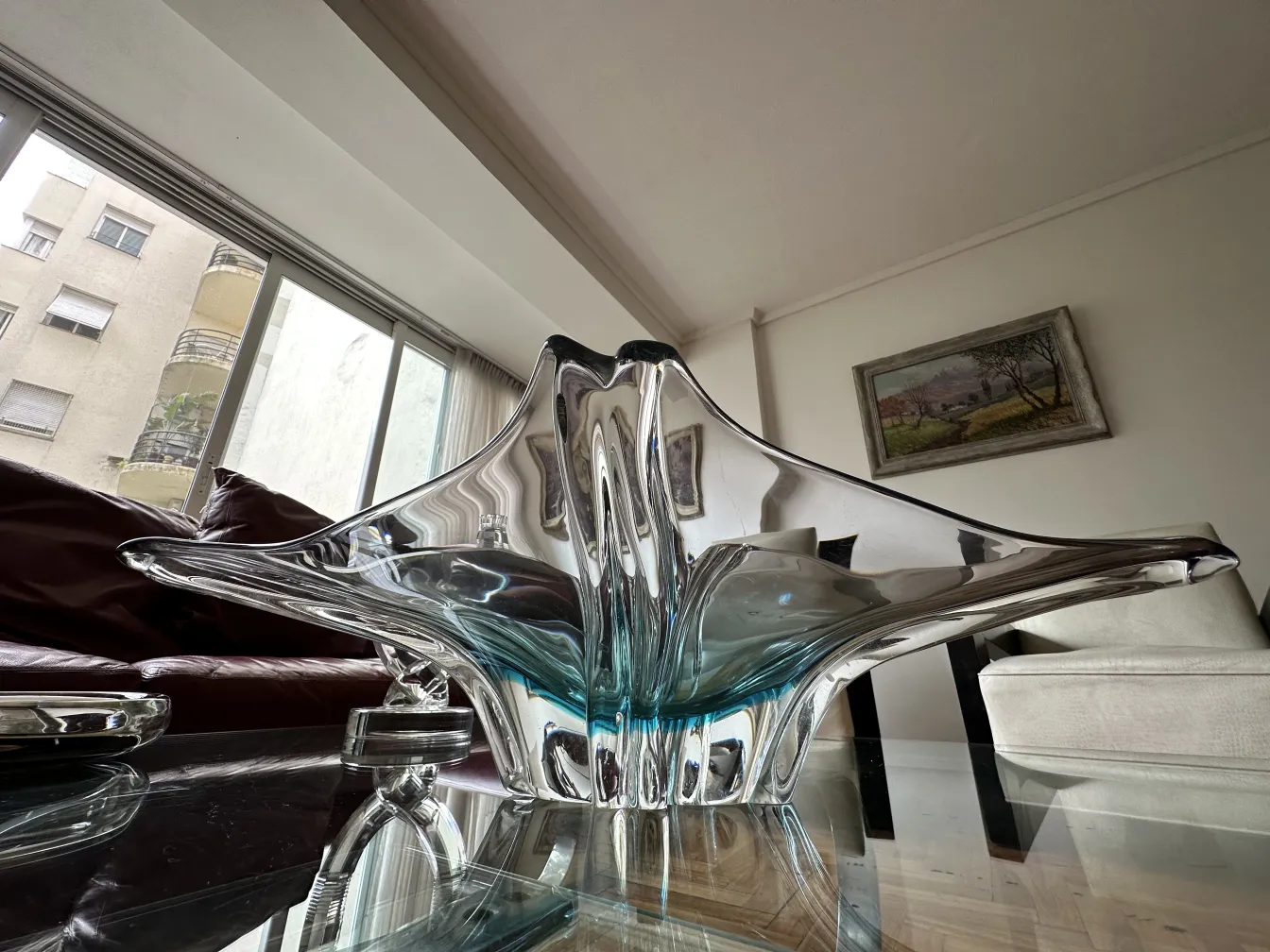 Vaso in vetro di Murano con design elegante e forma distintiva, collocato in un ambiente accogliente.