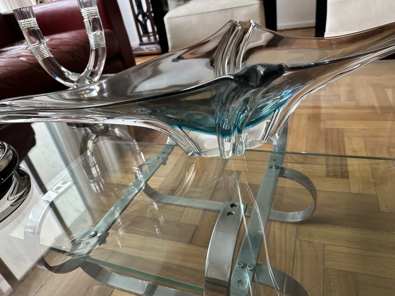 schöne gebogene Form aus Murano-Glas mit blauen Akzenten