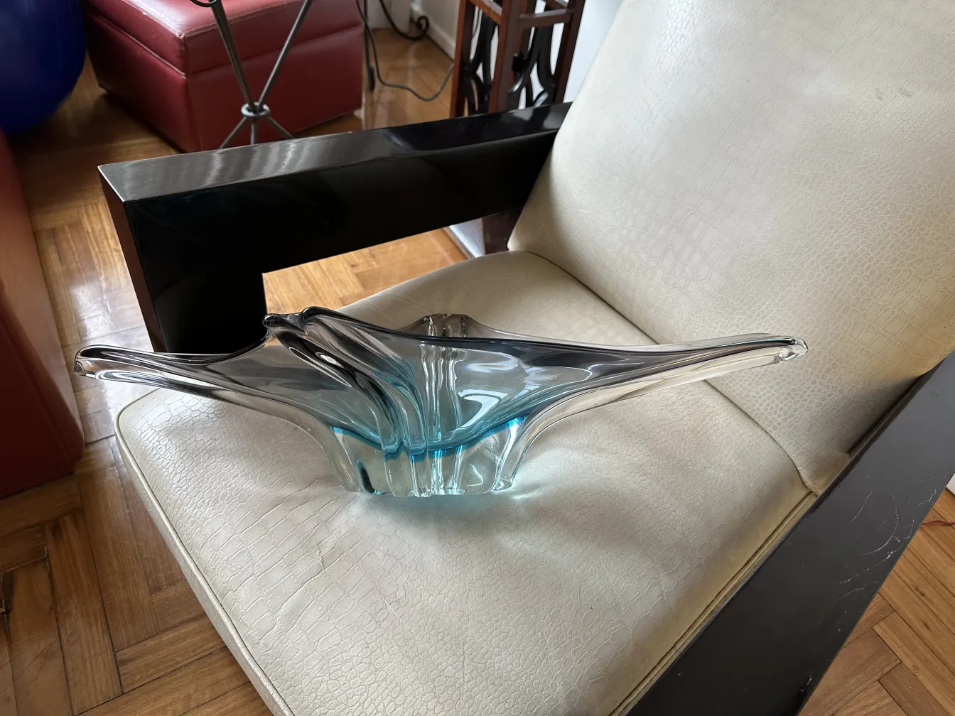 élégant cristal de murano avec des tons bleus dans un cadre accueillant