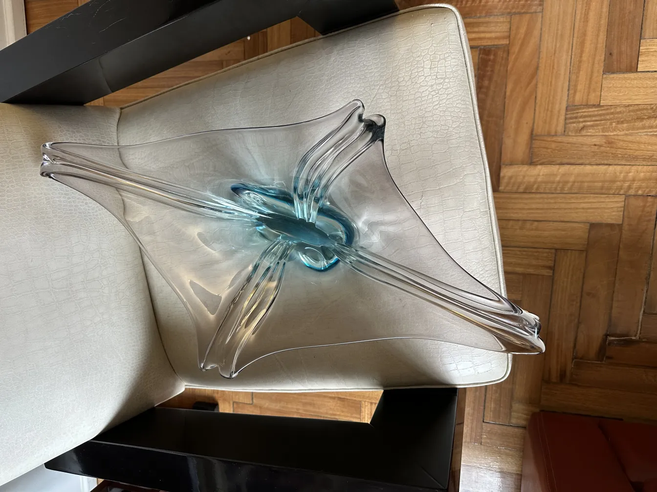 antike murano-glasvase mit einzigartiger form und farbe