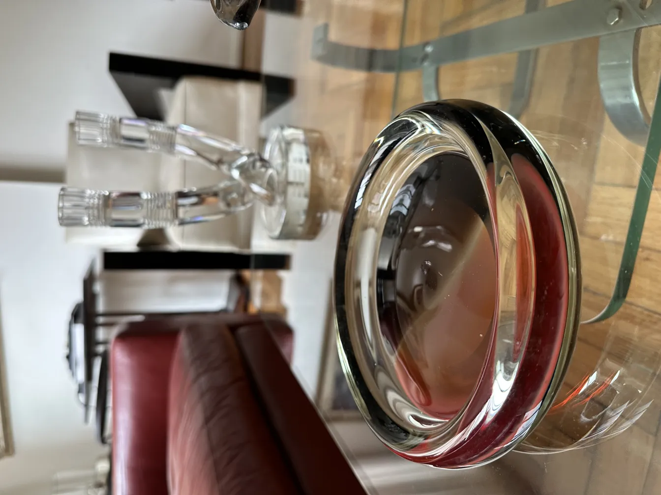 sphère en cristal de murano avec des tons rouges et noirs, décorative