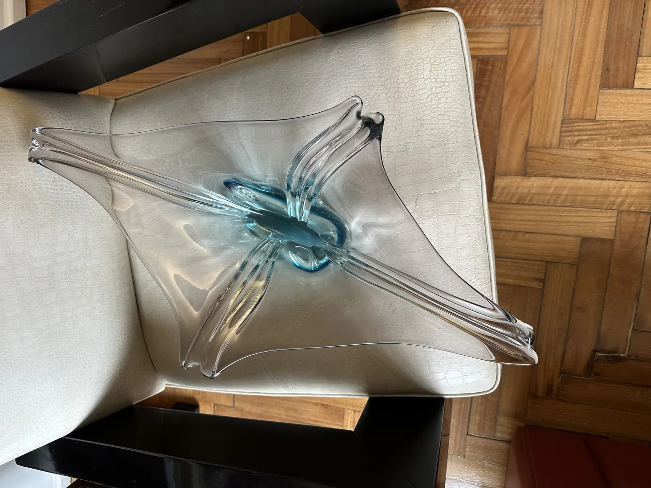 vase in vetro di Murano a forma di fiore con dettagli blu su sfondo bianco