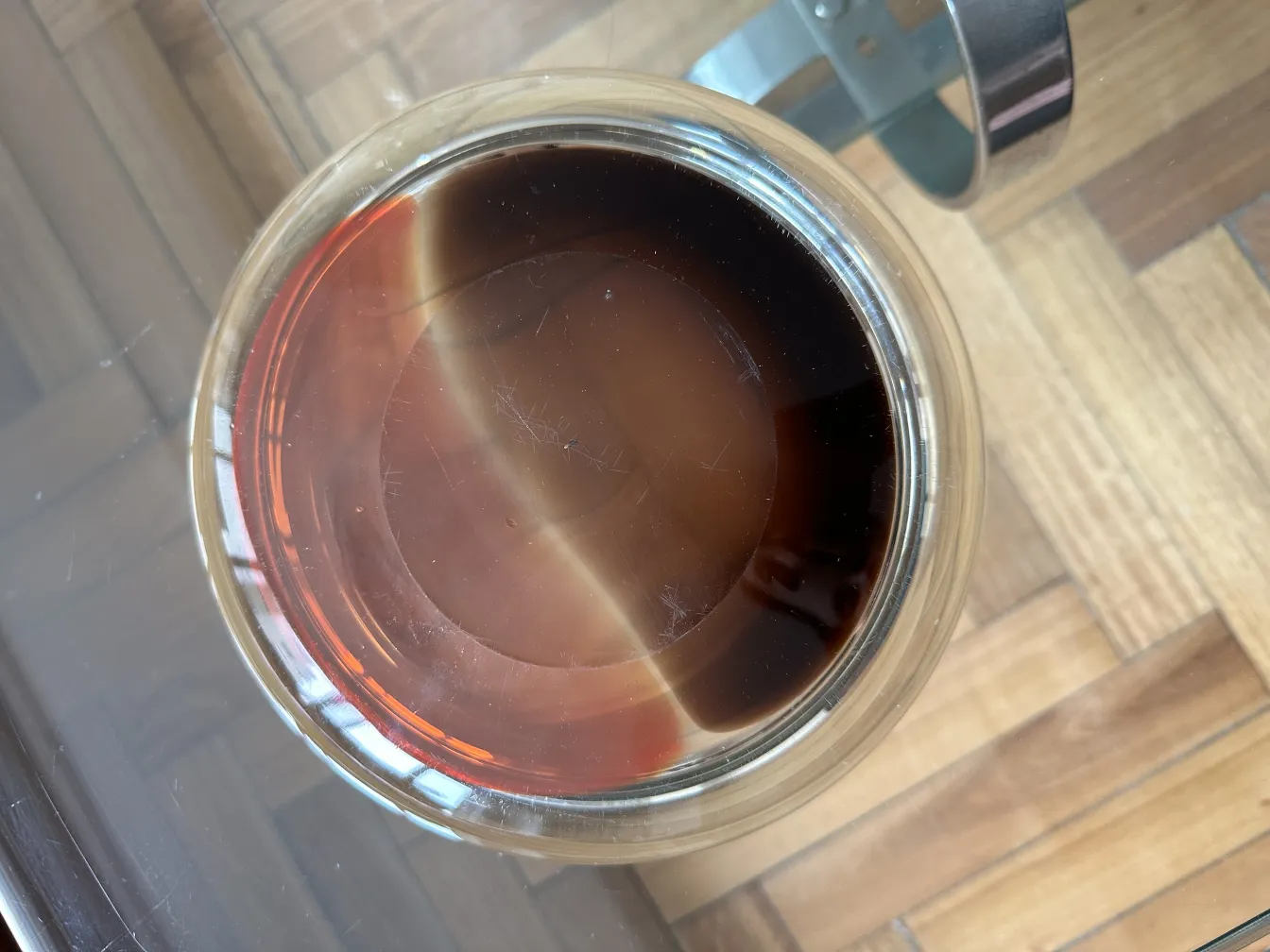 古いムラノガラスの上からの視点、茶色のトーン