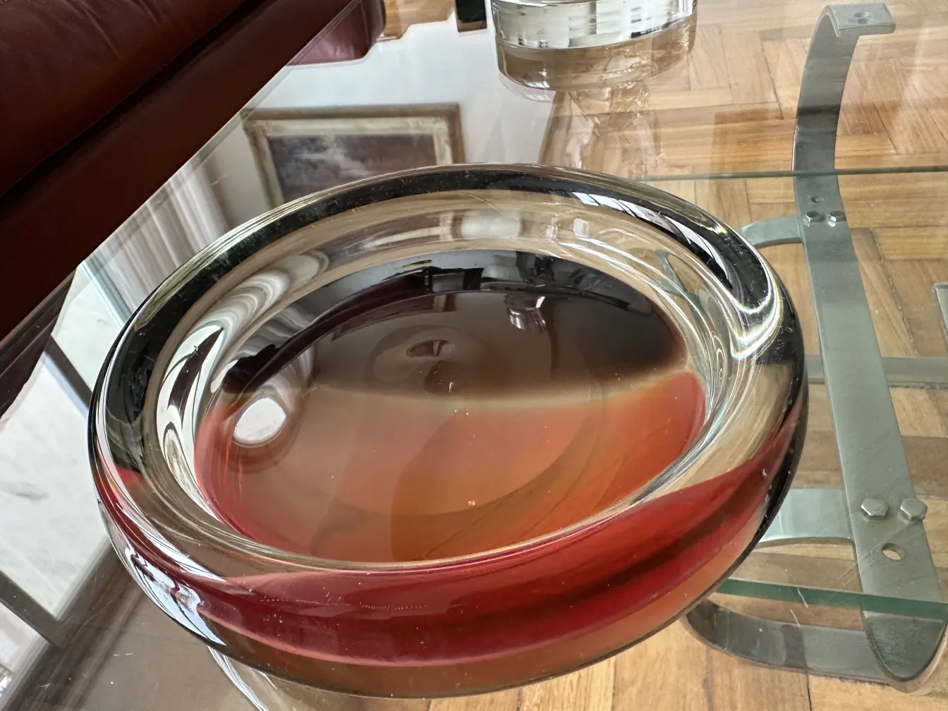 hermoso cristal de murano antiguo con tonos rojos y transparentes, decorando un ambiente elegante