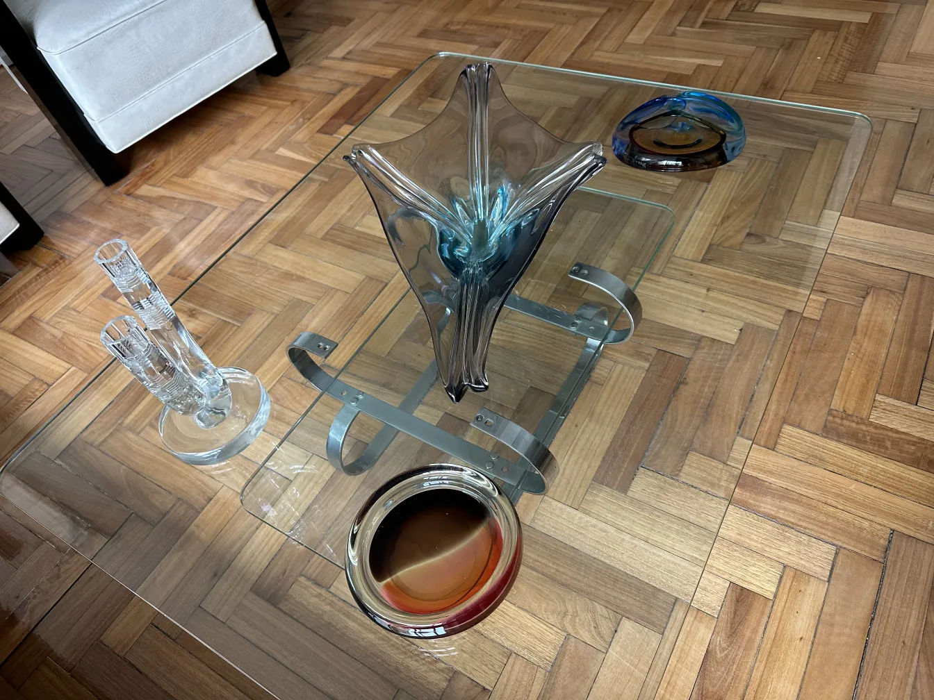 vase en cristal de murano avec un design élégant et des couleurs douces