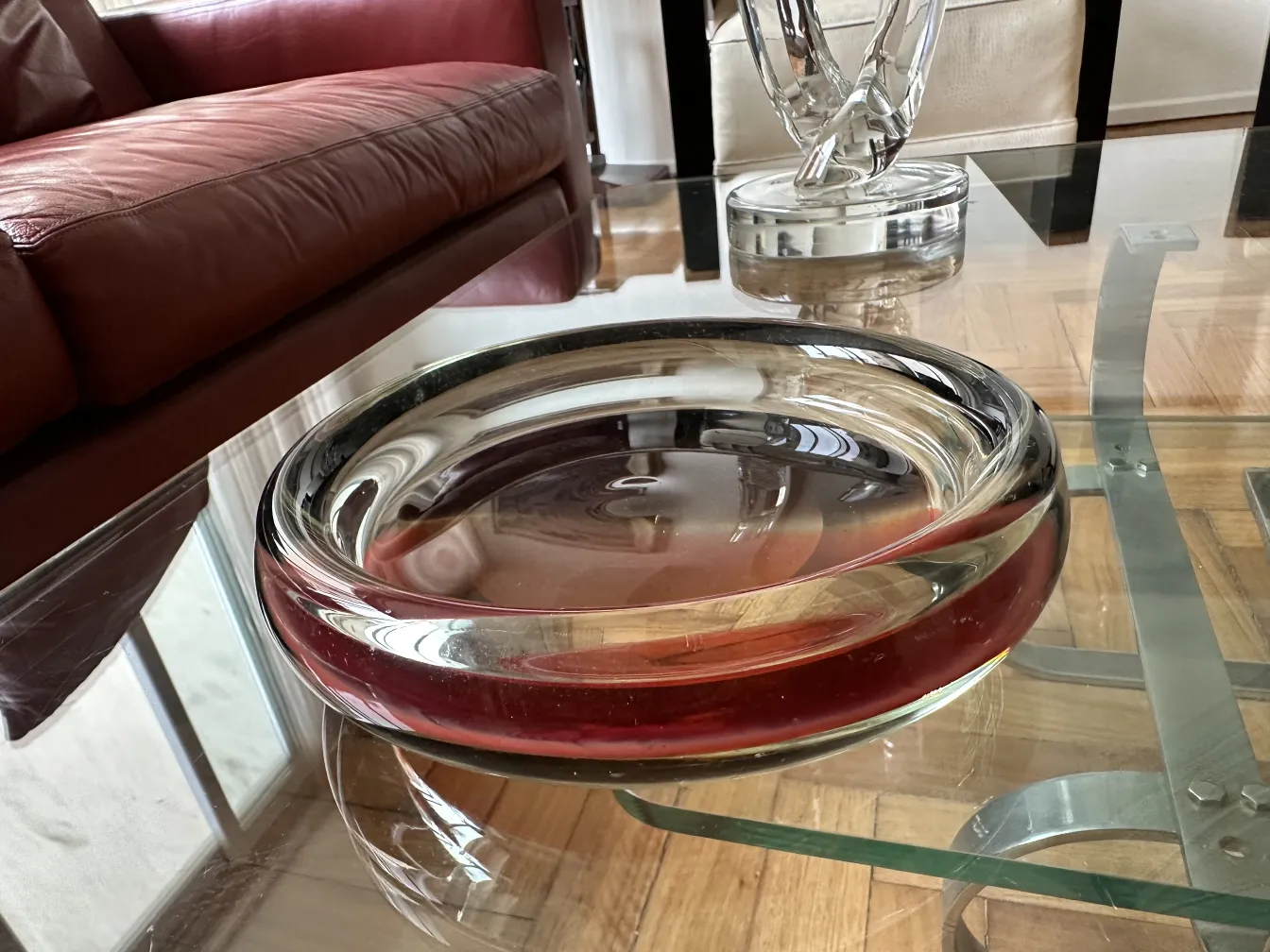 schale aus murano-glas mit roten und klaren tönen