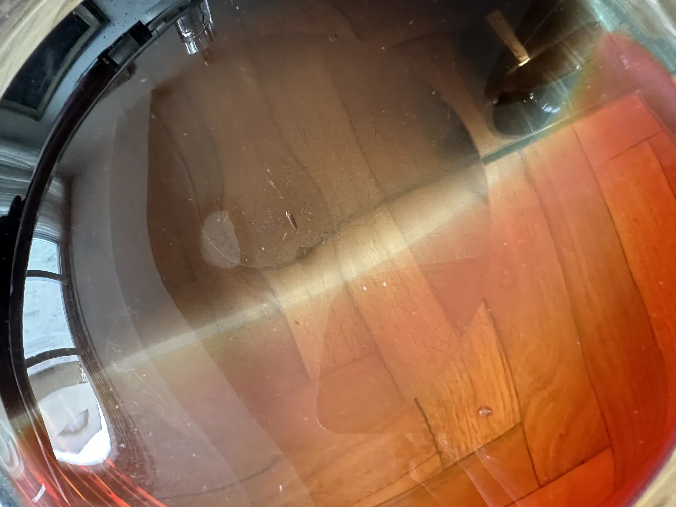 vetro di murano brillante con tonalità calde e riflessi