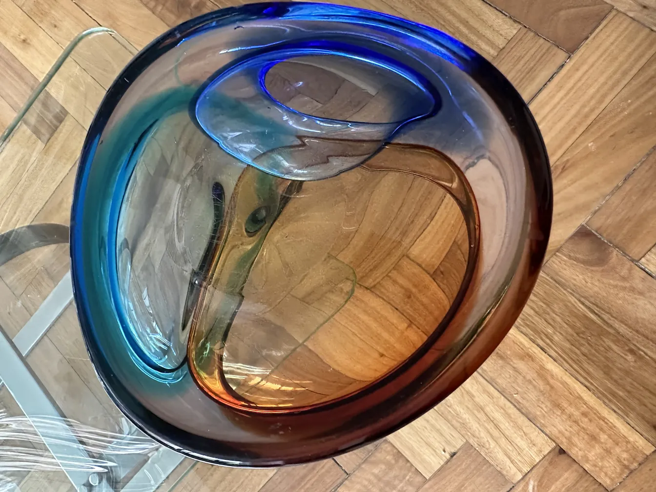 schönes murano glas mit blauen und kupferfarbenen tönen in abstrakter form