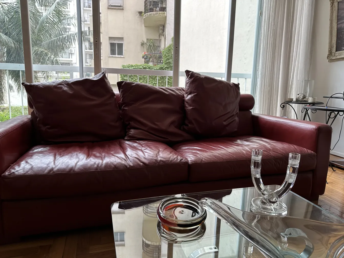 sofá rojo en sala con antiguo cristal de murano decorativo