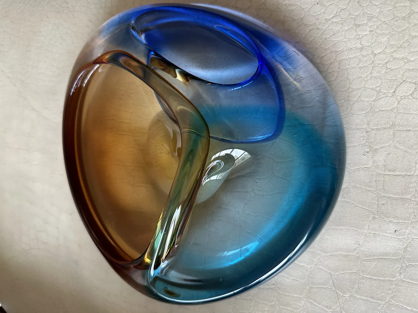 dekoratives murano-glasstück mit blauen und braunen tönen