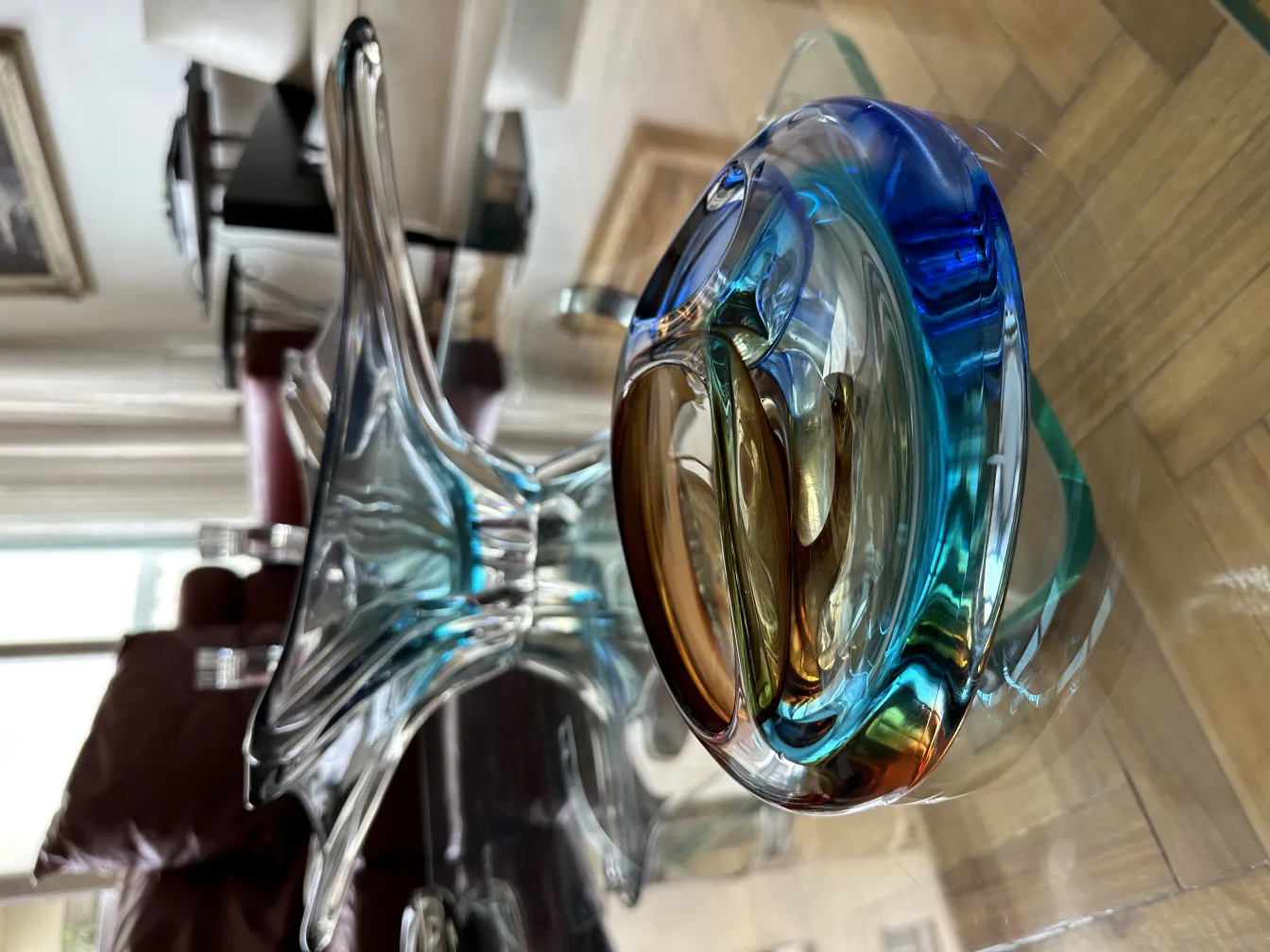 Antico vetro di murano con forme colorate in un ambiente elegante