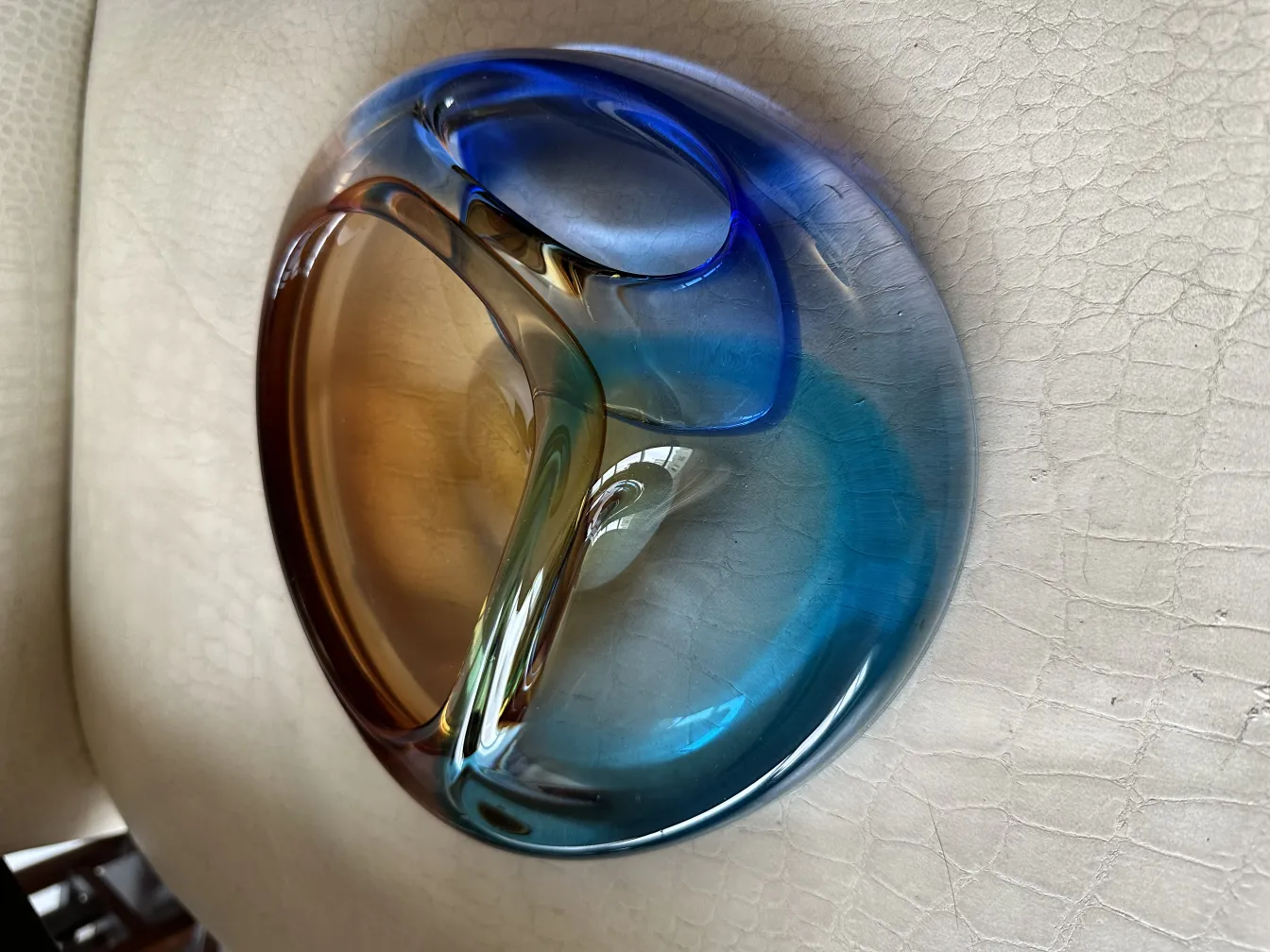 Vetro di Murano in forme colorate su sfondo chiaro