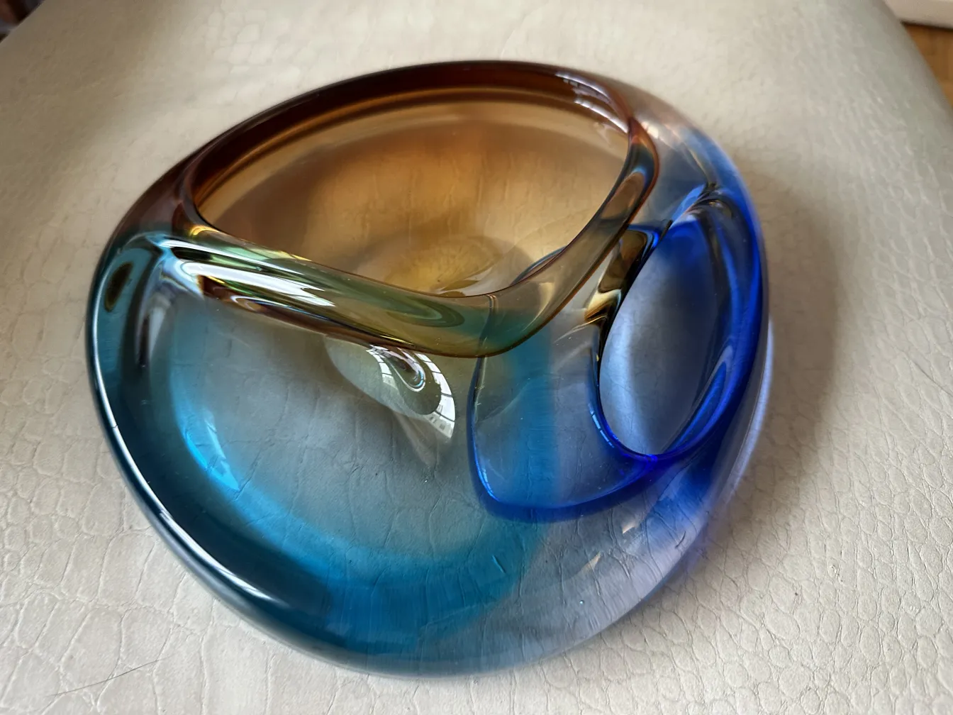 Cristal de Murano antiguo en tonos azules y marrones con diseño elegante y curvado.