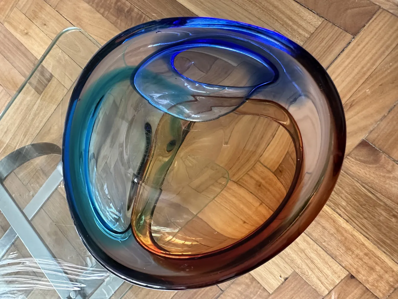 decorativo cristal de murano con formas fluidas y colores vibrantes, bajo luz brillante