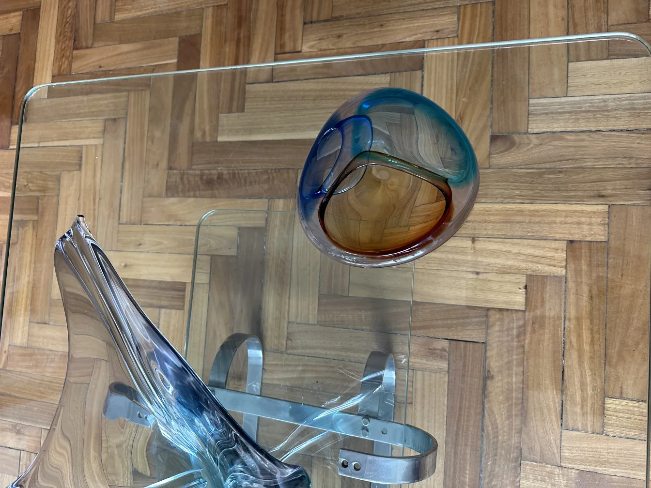 穆拉诺玻璃装饰品，优雅的形状和明亮的颜色