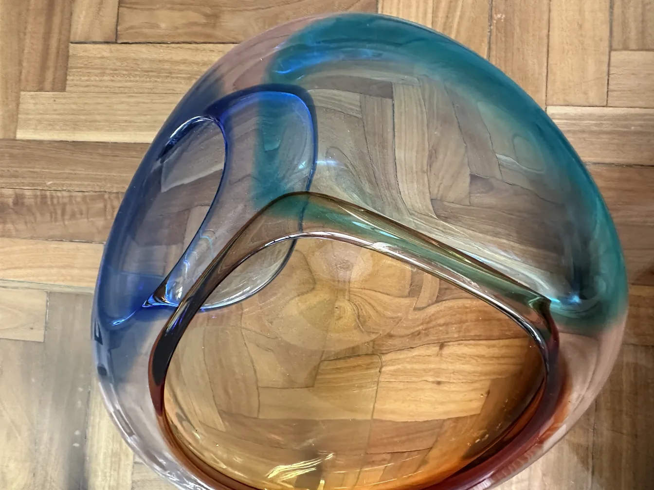 antikes murano-glas dekostück mit eleganten formen