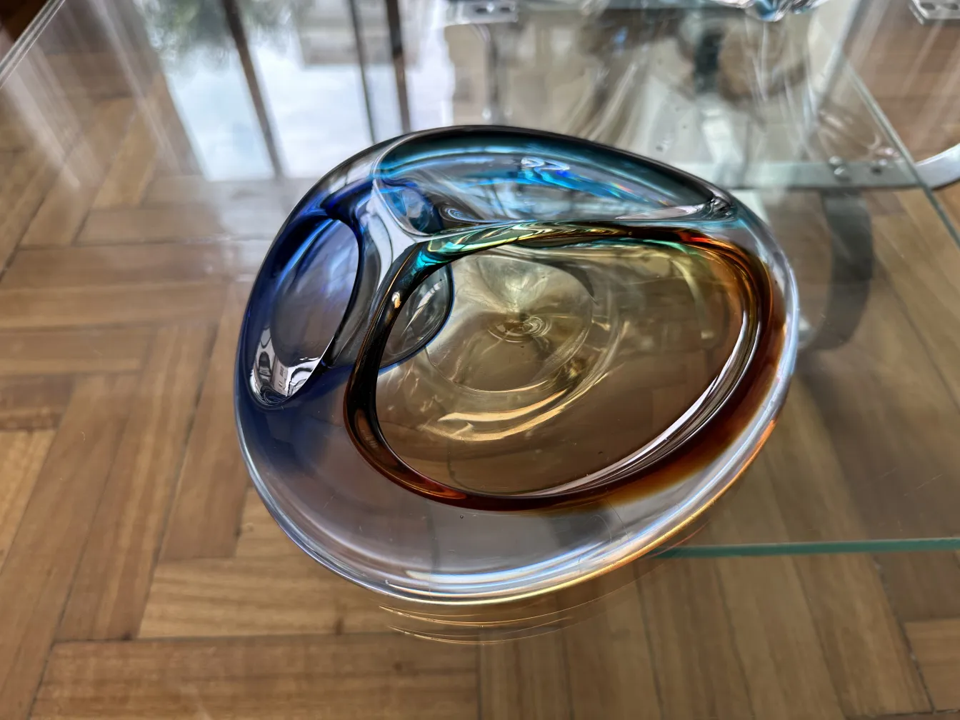 Ancien cristal de Murano décoré en couleurs vives sur une table
