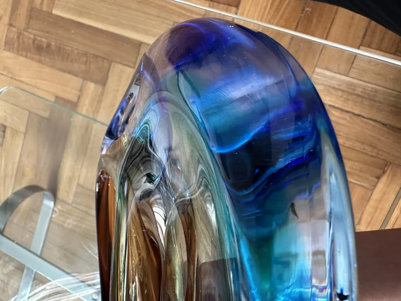 vetro di murano antico con colori vivaci sul tavolo